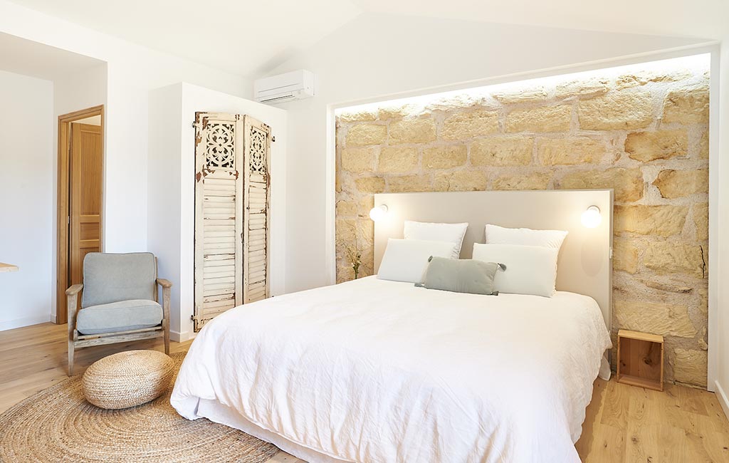 Chambres d'hôtes Maison 1634 à Pézenas - Suite 1634 : tête de lit pierre apparente