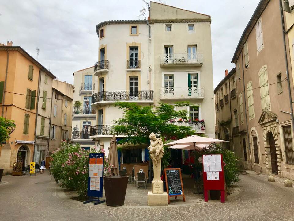 Place des bons amis, Béziers "Au Saint Sauveur"